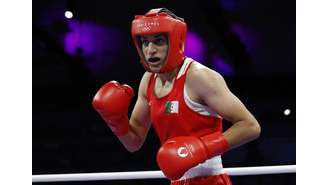 Imane Khelif em ação nos Jogos de Paris-2024