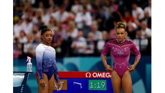 Rebeca Andrade e Simone Biles na final da trave em Paris