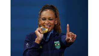 Rebeca Andrade conquista o ouro na final do solo