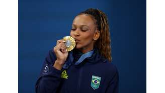Rebeca Andrade com medalha de ouro conquistada no solo da ginástica
