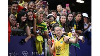 Gabriela Braga Guimaraes tira foto com torcida após classificação do Brasil no vôlei feminino