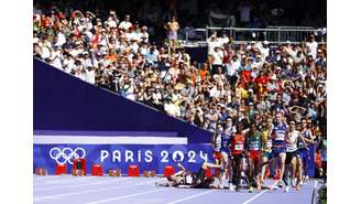 Atletas caem em 'strike' perto da linha de chegada dos 5 mil metros