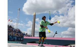 Augusto Akio faz malabares antes de competição