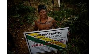 Cacique Juarez Saw, da aldeia Sawré Muybu, com placa para demarcação de território em Itaiatuba, no Pará