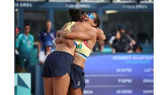Ana Patrícia e Duda despacham letãs e avançam à semi do vôlei de praia