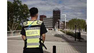 Funcionário de segurança em Paris, França