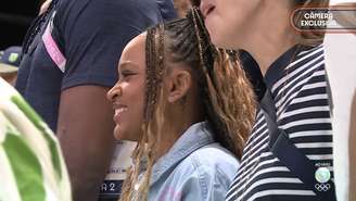 Rebeca Andrade na torcida do vôlei feminino 