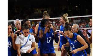 Jogadoras da Itália comemoram vitória sobre a Turquia 