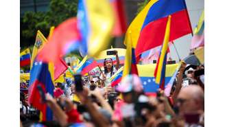 Protesto contra a eleição na Venezuela acontece na Colômbia, entre cidadãos do país vizinho