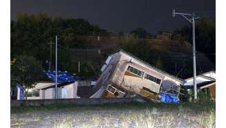 Uma casa desabada é vista após um terremoto na cidade de Osaki, província de Kagoshima, sudoeste do Japão, em 8 de agosto de 2024, nesta foto tirada pela Kyodo.