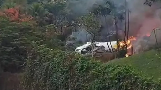 Imagem dos destroços do avião que caiu em Vinhedo (SP).
