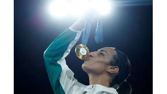 Imane Khelif comemora o ouro no boxe