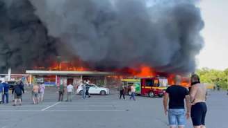 O shopping center Galaktika pegou fogo e foi consumido pelas chamas em uma área de mais de 10.000 metros quadrados