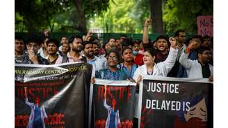 Médicos em protesto exigindo justiça após estupro e assassinato de colega em hospital em Calcutá, Nova Delhi