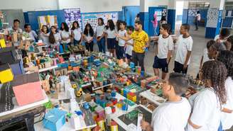 Pátio da Escola Municipal Telêmaco Gonçalves Maia. No centro, de camiseta amarela, professor Tarcísio.