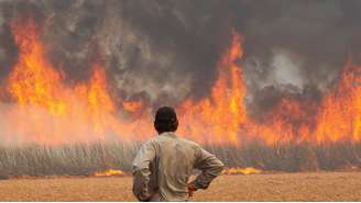 Incêndio em plantação de cana próxima à cidade de Dumont, São Paulo