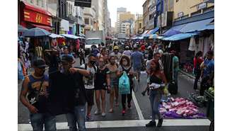 Pessoas caminham na rua 25 de Março, em São Paulo 21/12/2020 