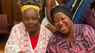 Macaé Evaristo ao lado da prima Conceição Evaristo