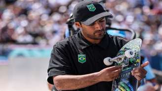 Kelvin Hoefler arrumando seu skate