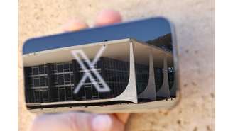 Logo da rede social X exibida em celular com reflexo do prédio do STF em Brasília, em imagem ilustrativa 30/08/2024