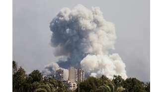 Fumaça sobe sobre o sul do Líbano após ataques israelenses, em meio às hostilidades transfronteiriças entre o Hezbollah e as forças israelenses, visto de Tiro, sul do Líbano 23 de setembro de 2024 