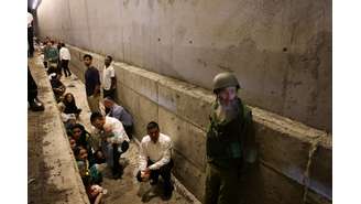 Pessoas buscam abrigo durante ataque contra Israel 