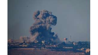 Fumaça é vista após um ataque aéreo da Força Aérea israelense em uma vila no sul do Líbano, em meio a hostilidades entre o Hezbollah e Israel.