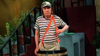 Chaves, sem pai nem mãe, mora num barril. Seriado humorístico tem momentos tocantes quando o abandono do protagonista é explicitado.