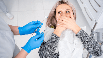 Conversar sobre o medo com seu dentista pode ser uma via para adotar abordagens mais humanizadas / Foto: Shutterstock