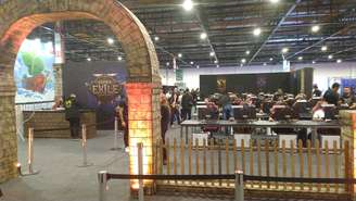 Estande de Path of Exile 2 na BGS 2024, repleto de PCs com o game