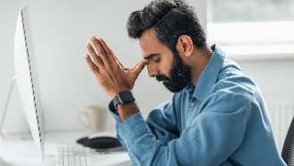 A sobrecarga mental do ambiente de trabalho pode atrapalhar o desempenho dos profissionais / Foto: Shutterstock