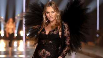 Kate Moss surgiu com um look de renda preta e asas de anjo