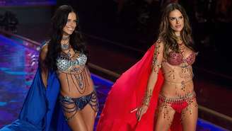 Adriana Lima e Alessandra Ambrosio usando o Fantasy Bra da Victoria's Secret