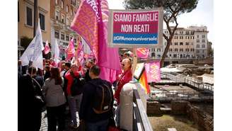 Manifestação em apoio à maternidade por meio de barriga de aluguel, em Roma