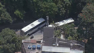 Criminosos usam ônibus para fazer barricada durante operação no RJ