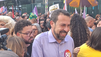 Guilherme Boulos em caminhada na Praça da República, no centro de São Paulo, nesta quinta-feira, 17.