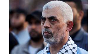 O líder do Hamas, Yahya Sinwar, observa apoiadores palestinos do Hamas em manifestação contra Israel na Cidade de Gaza 1º/10/2022