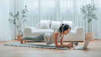 Alguns exercícios podem ser realizados em casa e sem a necessidade de equipamentos especiais / Foto: Shutterstock