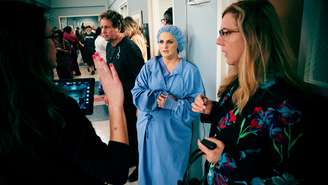 Elisabeth Finch no set de "Grey's Anatomy"