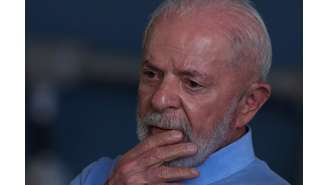 O presidente do Brasil, Luiz Inácio Lula da Silva, discursa durante a chegada de cidadãos brasileiros do Líbano, em Guarulhos, Brasil, em 6 de outubro de 2024.