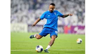 Neymar no aquecimento para partida entre Al Hilal e Al Ain