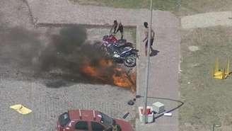 Motos incendiadas pelos torcedores –