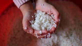 Especialistas em culinária afirmam que a pré-lavagem do arroz reduz a quantidade de amido proveniente dos grãos de arroz