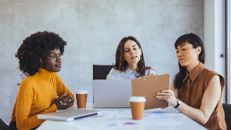 Lideranças que incentivem práticas de inteligência emocional são fundamentais para o sucesso organizacional no ambiente de trabalho / Foto: Shutterstock