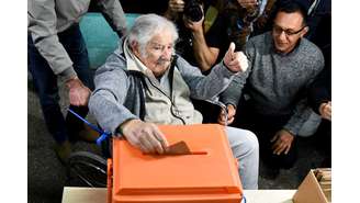 Pepe Mujica vota no Uruguai
