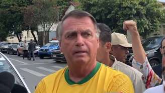 Bolsonaro em conversa com jornalistas neste domingo, 27