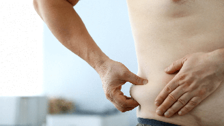 A gordura abdominal pode ser eliminada a partir da adoção de um estilo de vida equilibrado / Foto: Shutterstock