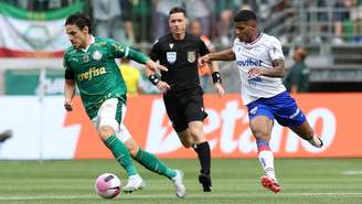 Raphael Veiga em disputa de bola no duelo entre Palmeiras e Fortaleza. (César Greco/Palmeiras).