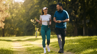 A caminhada pode ser realizada ao ar livre, impactando na saúde mental e no controle da ansiedade / Foto: Shutterstock