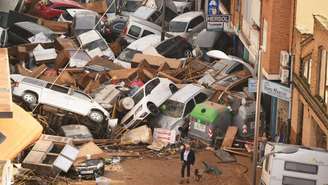 Milhares de carros foram arrastados pelas chuvas